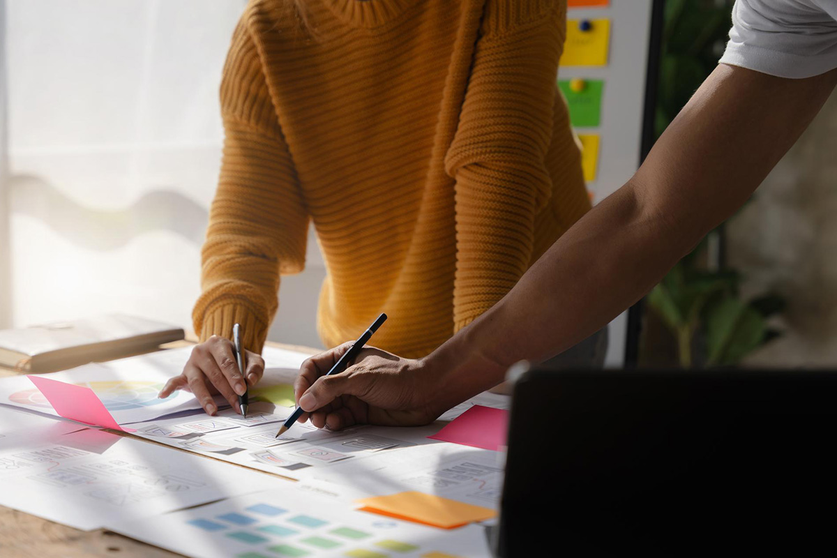 20230430111157 fpdl.in ux developer ui designer brainstorming about mobile app interface wireframe design with customer breif color code office 533890 1468